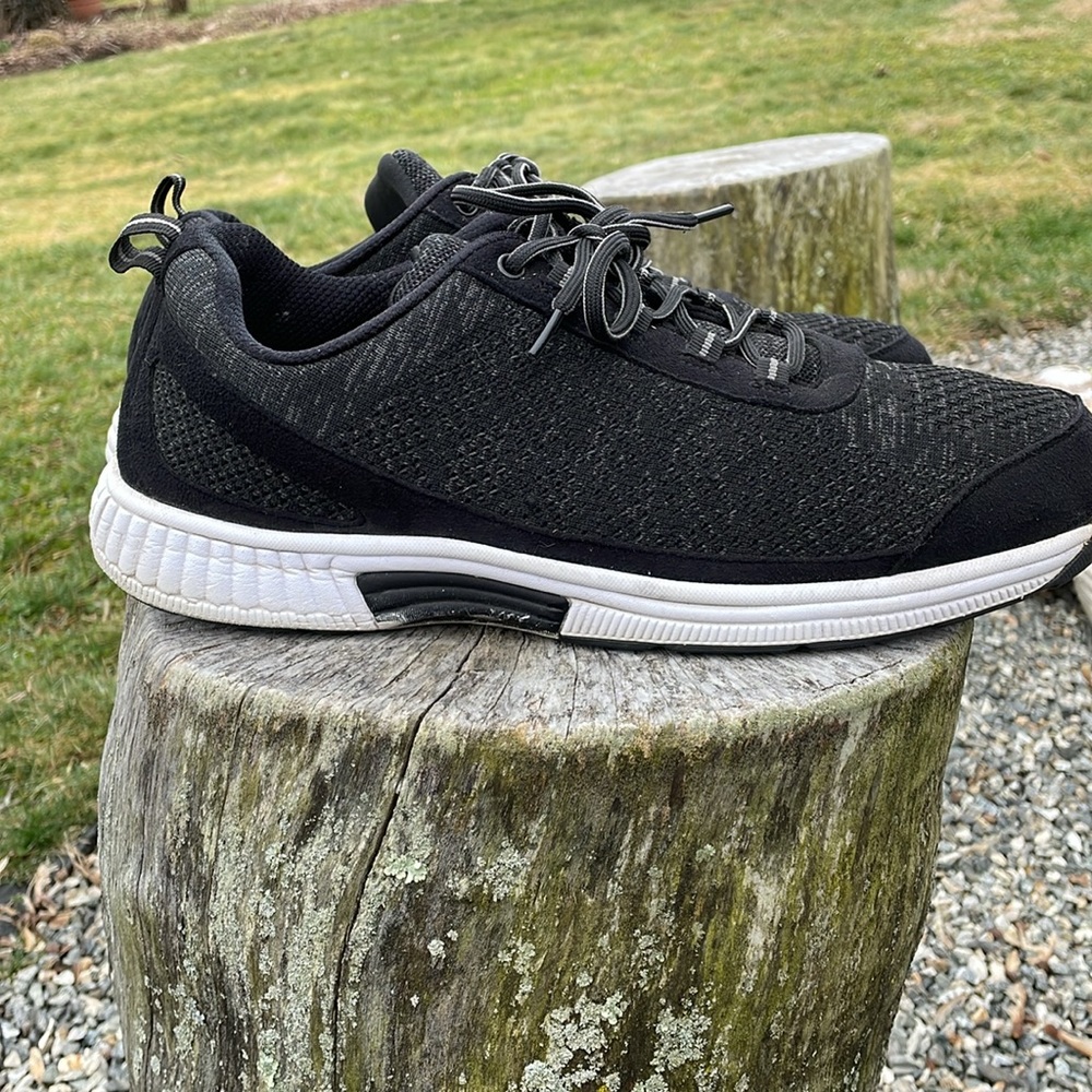 Orth Feet Sneakers View 2